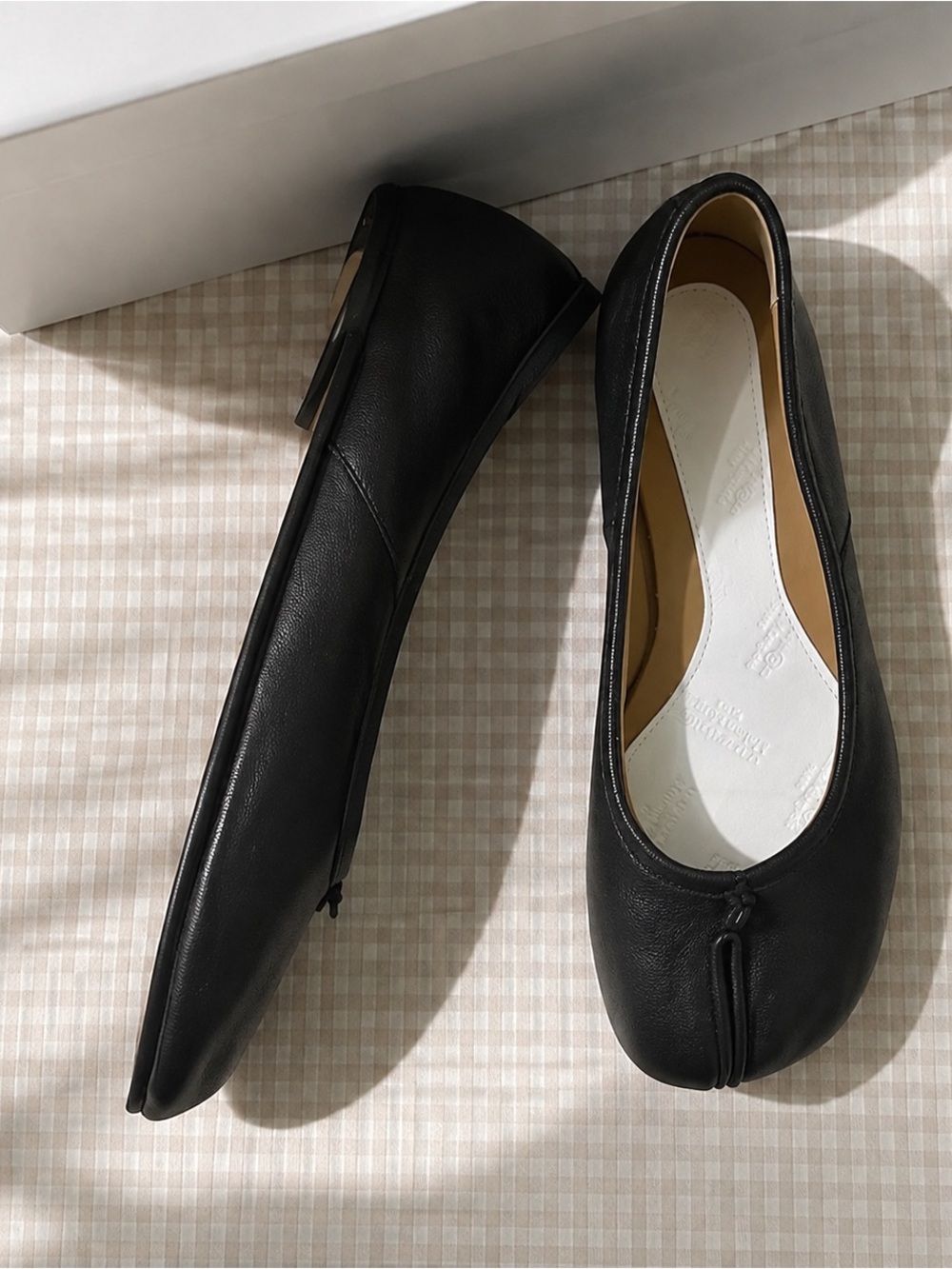 Maison Martin Margiela Black Split-Toe Leather Flats - Picture 4 of 4